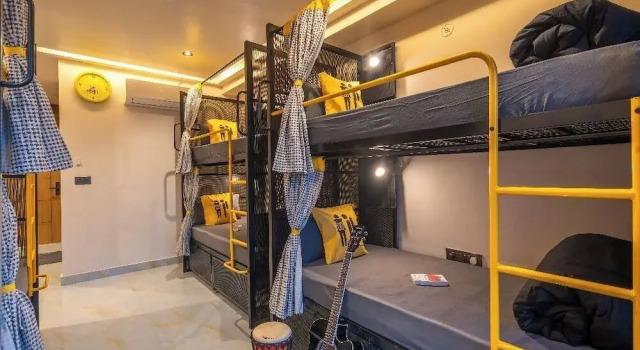 Кровать в общем номере с балконом The Hosteller Bam Dehradun, City Centre