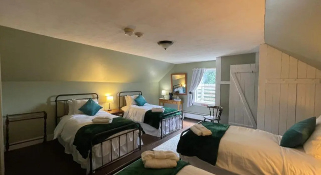Четырёхместный номер Deluxe Stone Hearth Inn and Eatery