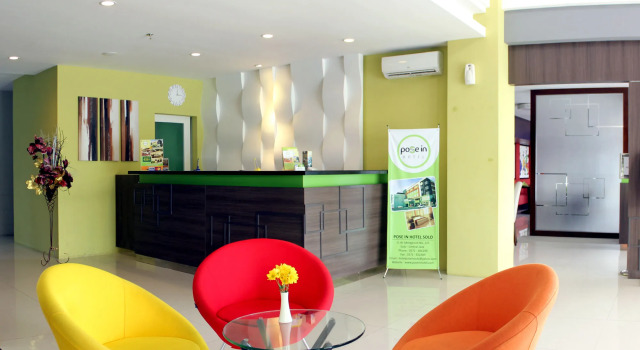 Pose In Hotel Solo, Boek Hotel Solo. Central Java