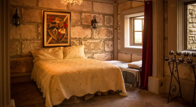 Villa Deluxe Stone Hearst