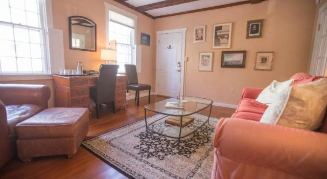 Entire Private Historic Inn Downtown Newport, Забронировать Отель Отели Ньюпорт 3 звезды, рядом с Шатл в гавани Ньюпорта, 3*