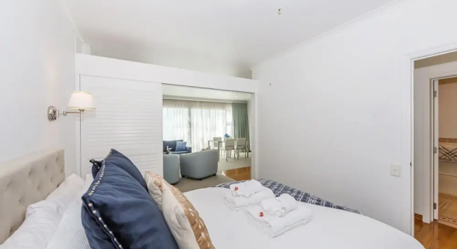 Elegant 2BR Princes Wharf Apartment