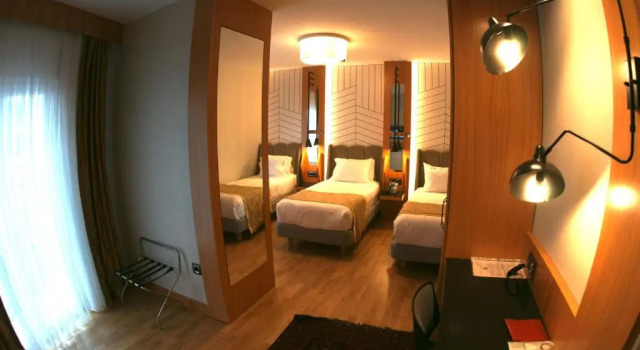 Трёхместный номер Maywood Hotel