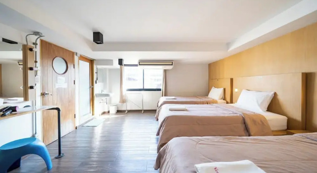Трёхместный номер Standard с балконом Koenji Guest House & Bar Chiang Mai