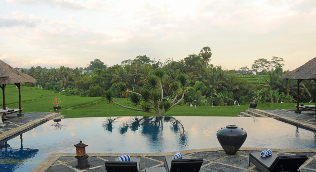 Кровать в общем номере Bumi Ubud Resort