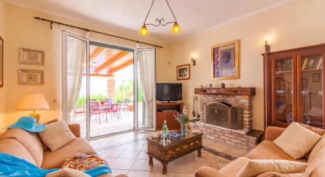 Beachfront Villa Dionysos - With private beach, Забронировать Вилла Отели периферии Ионических островов с бассейном, Бассейн