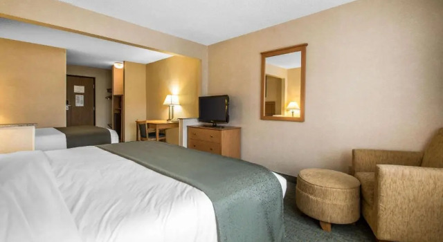 Люкс Quality Inn Dubuque on Hwy 20