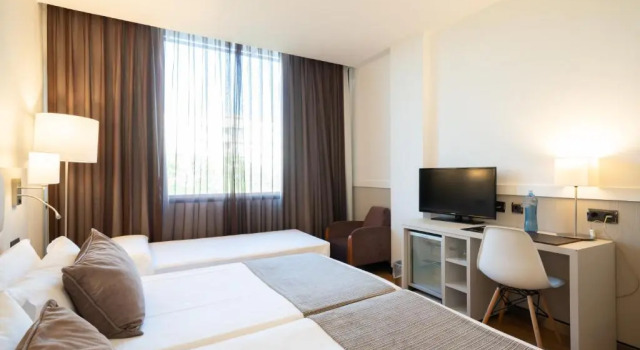 Трёхместный номер Standard Catalonia Gran Hotel Verdi