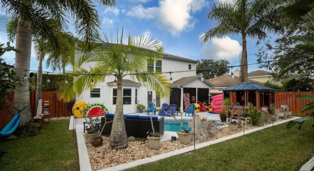 Коттедж Gorgeous Urban Oasis W/hot Tub, Heated Pool And Private Movie Theater 3 Bedroom Home by RedAwning