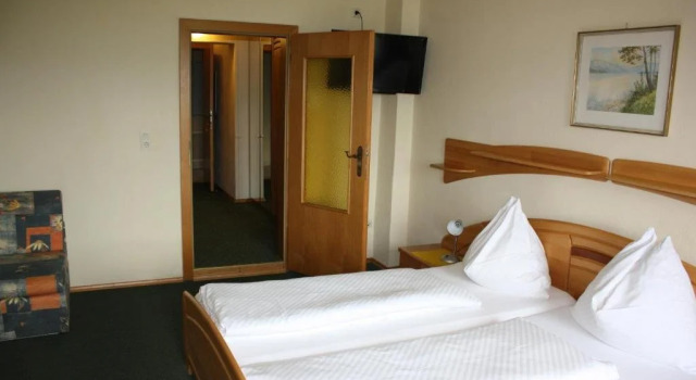 Haus Rosenauer Zimmer & Ferienwohnungen, Book Hotel Nussdorf am Attersee 