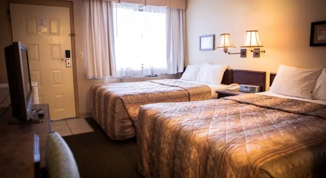 Четырёхместный номер Standard Langley Hwy Hotel