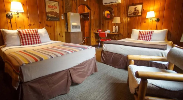 Четырёхместный коттедж Foot of the Mountain Motel