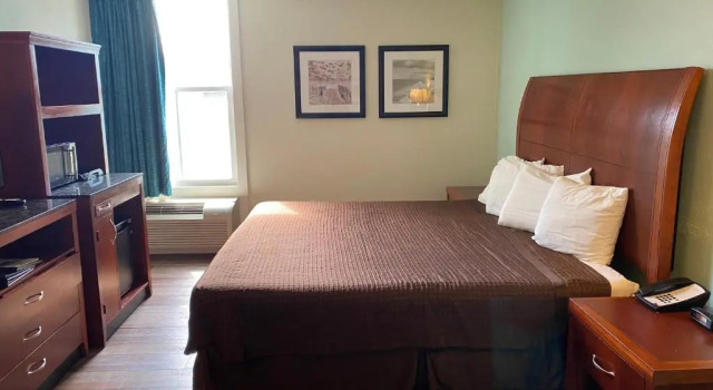 Номер Standard NEW 2026-Ocean Sands Beach Boutique Inn-24Hr Sauna and Salt-Mineral Pool-Free Beach Bikes and Famous Beach-Fresh Baked Cookies-Popcorn-In Room Bathrobes-Sunscreen-65 Inch TVsNetflix-Bedside Candy-Free Laundry- 4 Grand Black Beds-Call & Save-1-252-AHA-SAND