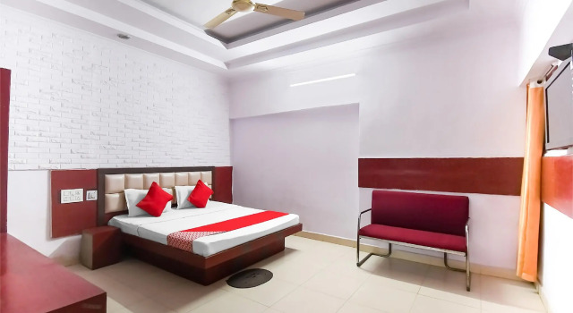 OYO 84859 Hotel Preet Palace
