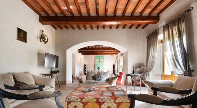 Villa just 14 km to Florence, 8 bedrooms. Private garden, pool heated and Wi-Fi!-La Leopoldina