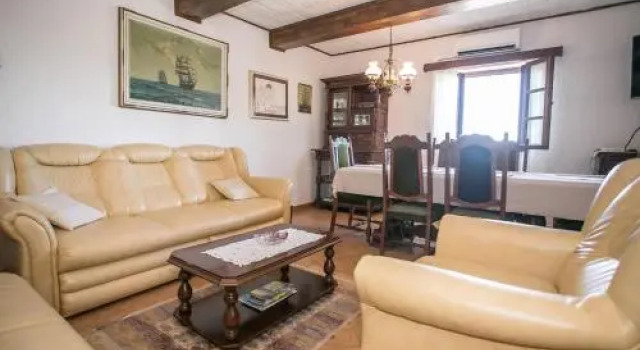 Unique Villa Bošket with Pool and Jacuzzi surrounded by Nature, Rezerwuj Willa Hotele w Crklada z basenem, Basen