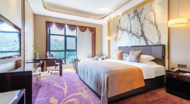 Люкс с красивым видом из окна Four Seasons Garden Hotel