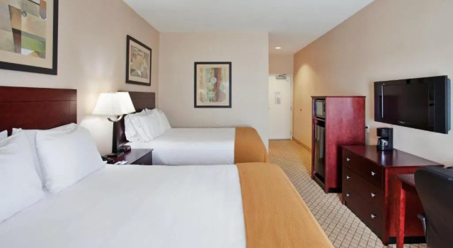 Четырёхместный номер Standard Holiday Inn Express Hotel & Suites Wichita Airport by IHG