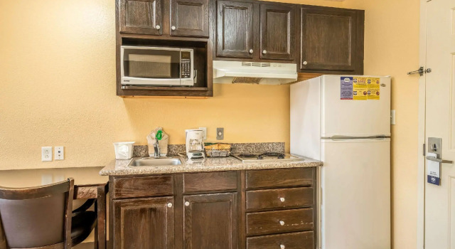Четырёхместный номер Standard Suburban Studios Near Camp Lejeune