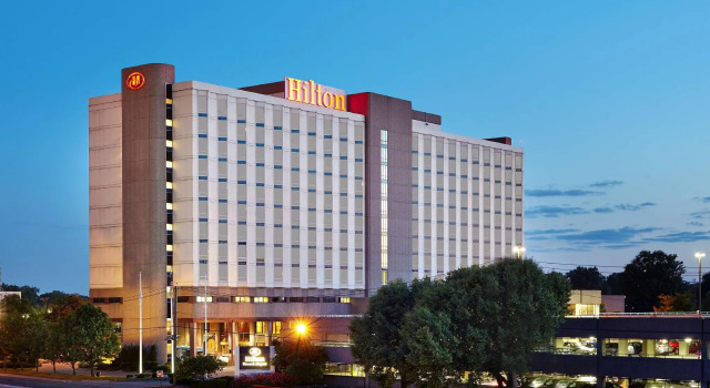 Кровать в общем номере Hilton Newark Airport