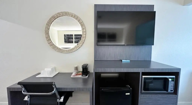 Шестиместный номер Standard Ramada by Wyndham Anaheim Convention Center
