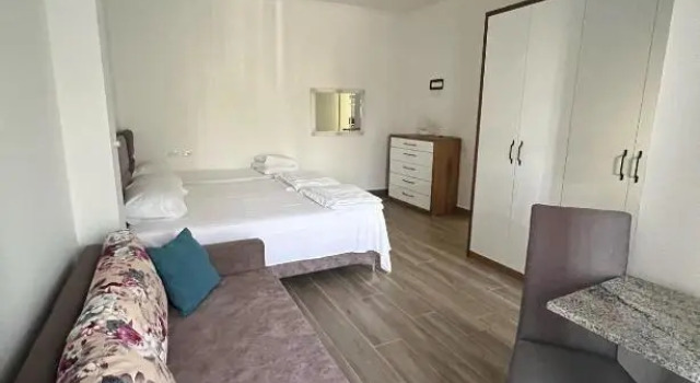 Четырёхместный номер Standard с балконом и с видом на сад Red Rose Guest House