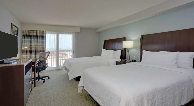 Четырёхместный номер Standard с видом на бассейн Hilton Garden Inn Daytona Beach Oceanfront