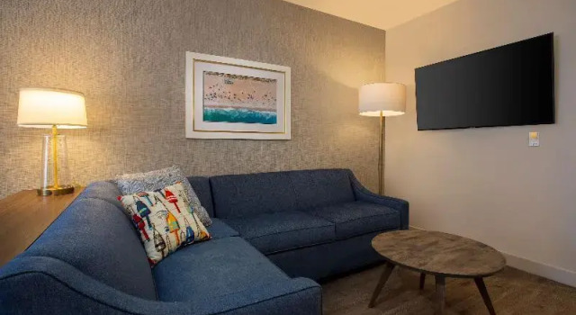 Номер Standard с балконом Fenwick Shores, Tapestry Collection by Hilton