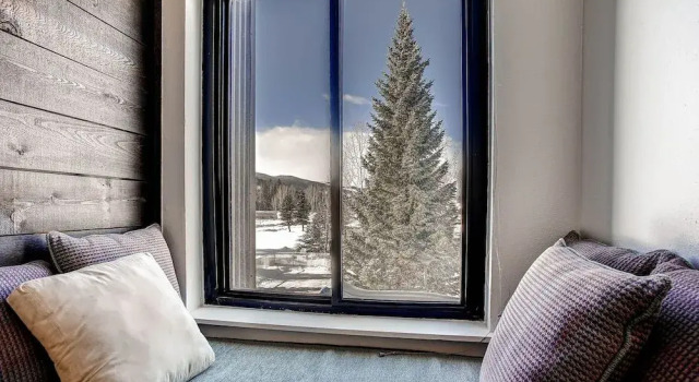 Beautifully Updated+spacious -lake Views, Kids Ski Free 2 Bedroom Condo by RedAwning