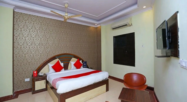 OYO 15525 Signature Inn