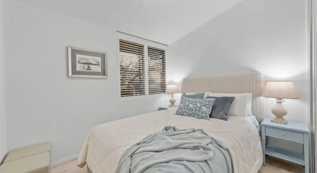 Charming 2-bed Terrace in Prestigious Ascot, Boek Appartement  