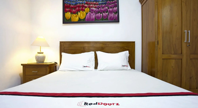 RedDoorz near Adisucipto Airport, Rezerwuj Hotel Sleman Yogyakarta Province