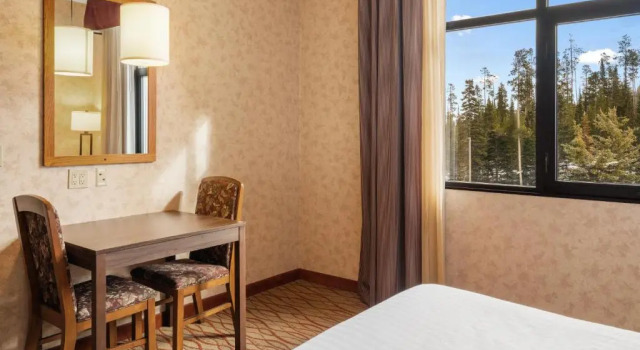 Четырёхместный номер Standard с красивым видом из окна The Lodge at Big Sky