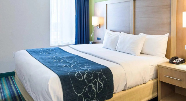 Люкс Comfort Suites Beachfront
