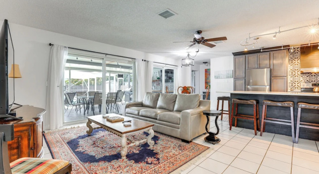 Коттедж 'tropical Landing' Stuart Home w/ Pool + Grill!