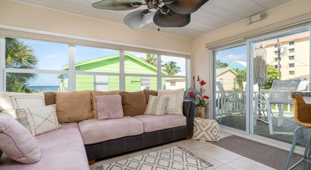 646 Estero Blvd - The Shark Shack by Coastal Vacation Properties, Забронировать Дом для отпуска Отели в центре Форт-Майерс-Бич, в центре, Парковка