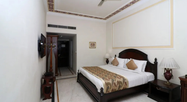 Oyo 25046 Hotel The Orient Taj