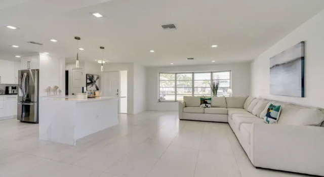 2 Mi to Marina & Beach: Cape Coral Home w/ Dock, Забронировать Дом для отпуска Виллы Кейп-Корал, рядом с Пляж яхт-клуба Кейп-Корал, Вилла
