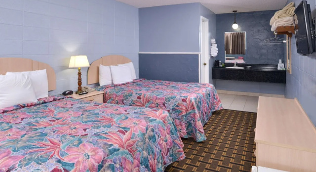 Четырёхместный номер Standard с балконом Americas Best Value Inn & Suites Branson - Near the Strip
