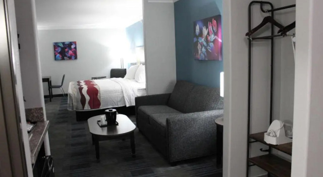 Люкс Best Western Medical Center North Inn & Suites Near Six Flags