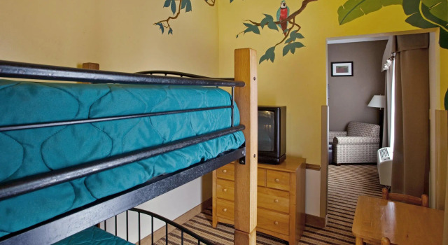 Четырёхместный люкс Holiday Inn Express Hotel & Suites Byron by IHG