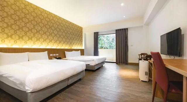 Четырёхместный номер Standard Koi Lake Hotel