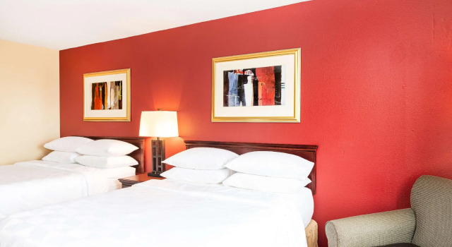 Четырёхместный номер Standard Aviator Hotel & Suites, Best Western Signature Collection