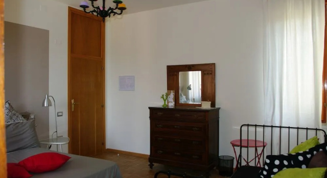 B&B Tre Conigli sul Comò, Book Bed and Breakfast Hotels in Foligno with Parking, Parking