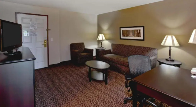Люкс AmericInn by Wyndham Beaver Dam