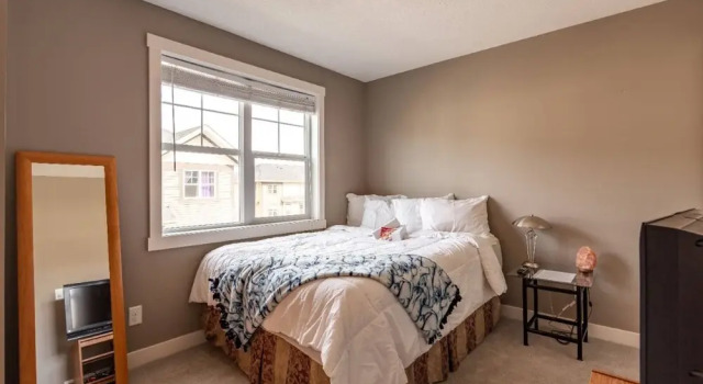 Ensuite Bed/bath/pet Friendly, Cleaning Fee, Rezerwuj Hotel Hotele w Calgary Region z parkingiem, Parking