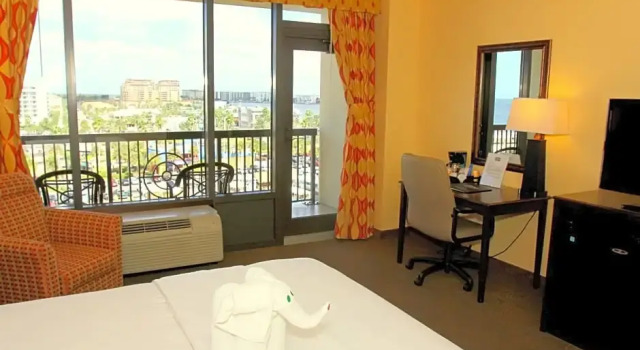 Четырёхместный номер Standard с балконом и с видом на залив Pier House 60 Clearwater Beach Marina Hotel