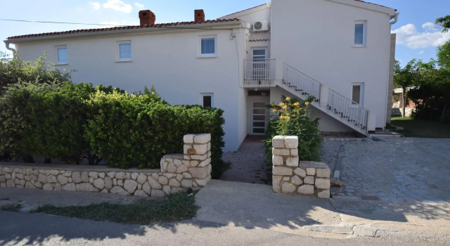 Comfortable Apartment With Balcony and Outdoor Kitchen, Foglalás Apartman Pag Pag
