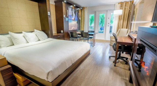 Четырёхместный номер Superior с балконом и с видом на сад LHôtel Québec par JARO