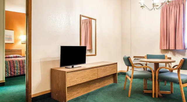 Rodeway Inn Des Moines, Rezerwuj Hotel Hotele w Iowa z parkingiem, Parking